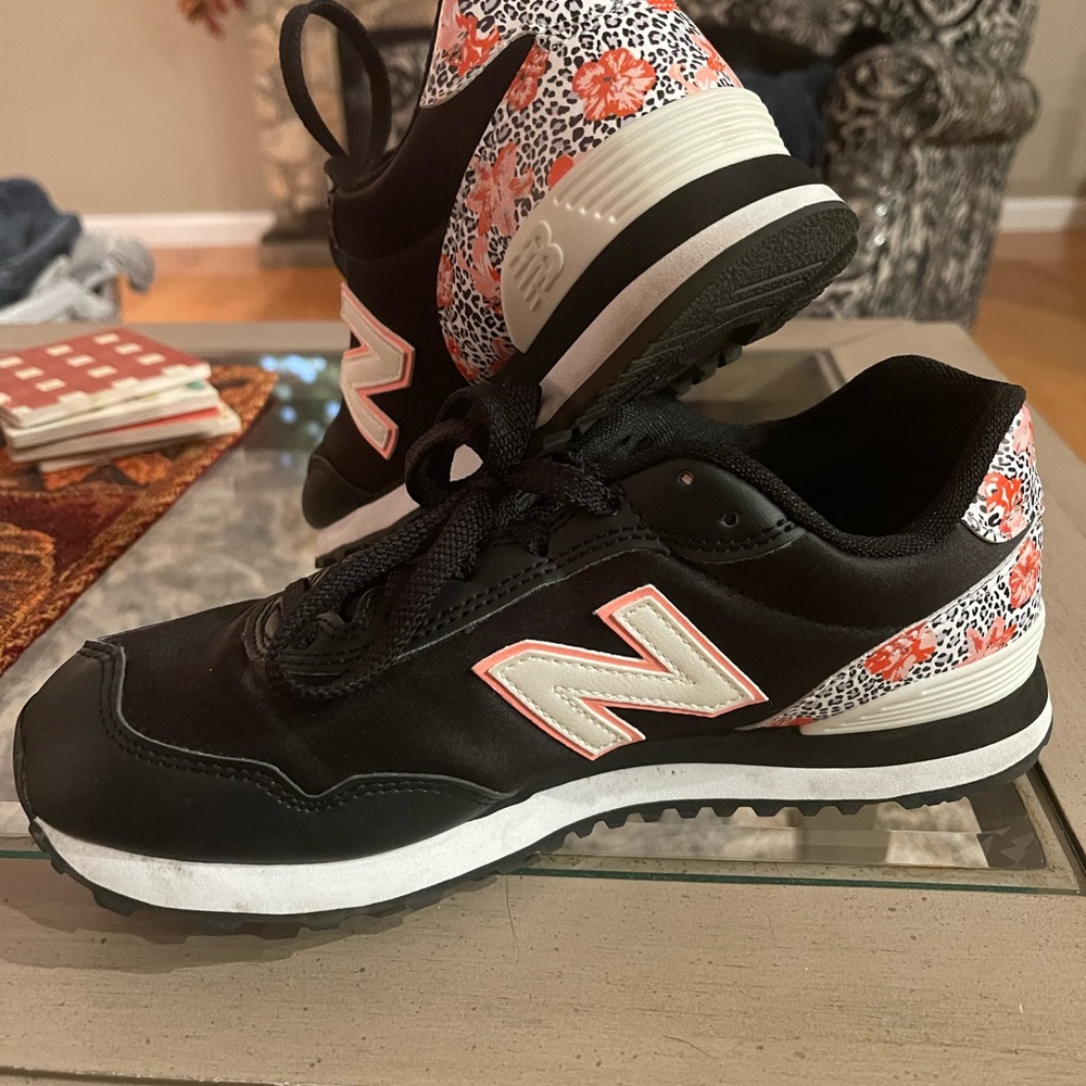 🎁New Balance 515 sneakers. Size 8 -comes with 2 FREE gifts with purchase🎁
